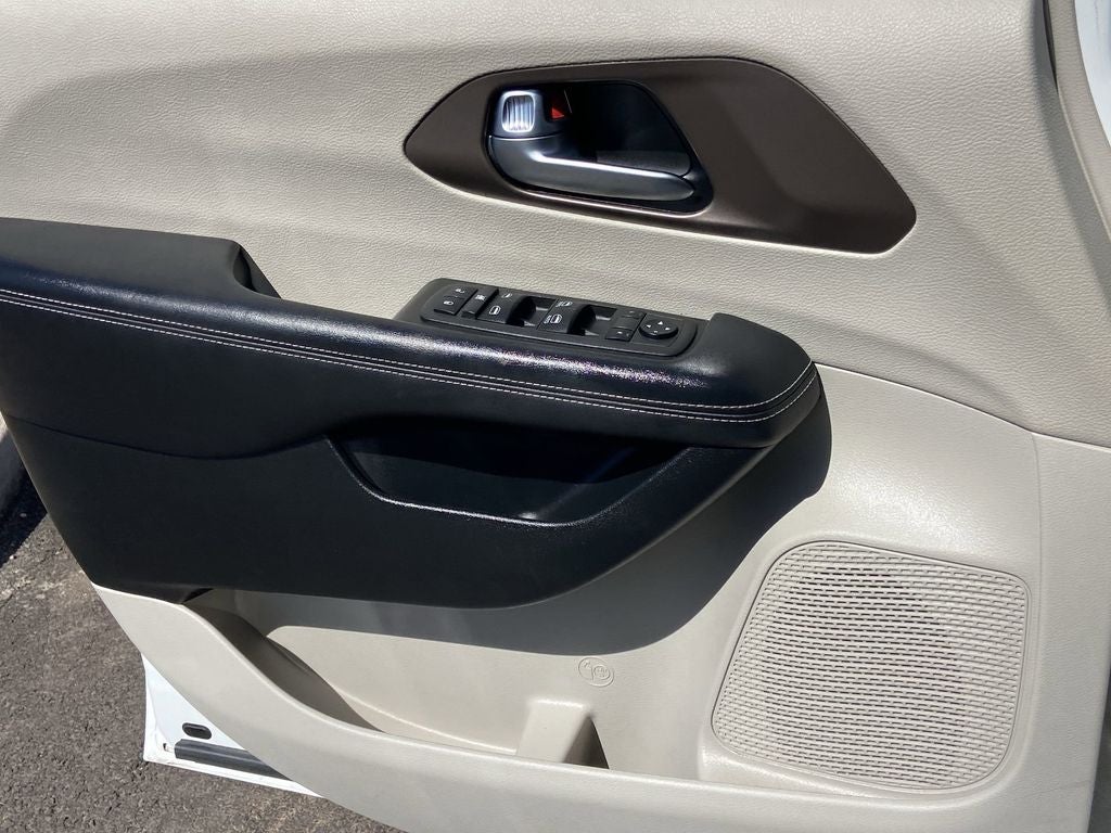 2022 Chrysler Voyager LX